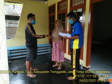 Pembagian masker gratis Satgas Covid 19 Desa Tumpuk